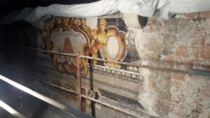 Ritrovamento di fascione decorato in seguito alla pulitura degli intonaci presso il Palazzo del Capitanio (Verona) - Progetto e Direzione Lavori strutture di Contec Ingegneria