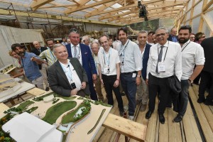 Cesare Avesani Zaborra nel cantiere della nuova Serra dei Giganti, insieme al plastico