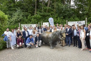 Ospiti internazionali di fronte alla statua di Pippo, animale fondatore del Parco natura Viva